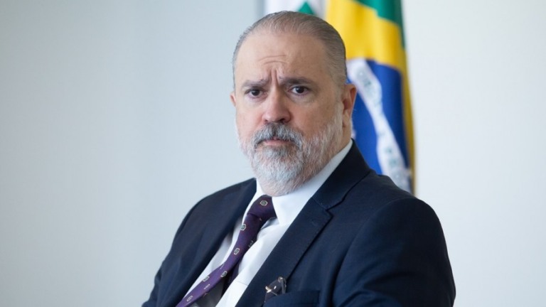 Pressionado para cobrar governo na pandemia, Aras se reúne com Pazuello