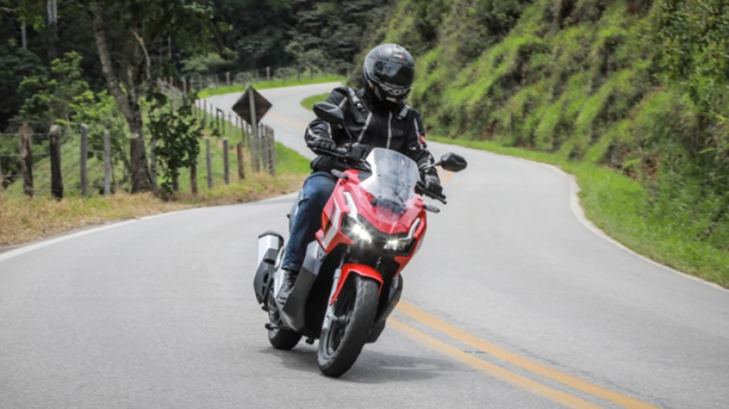 Pusemos o pé na estrada com o scooter Honda ADV 150