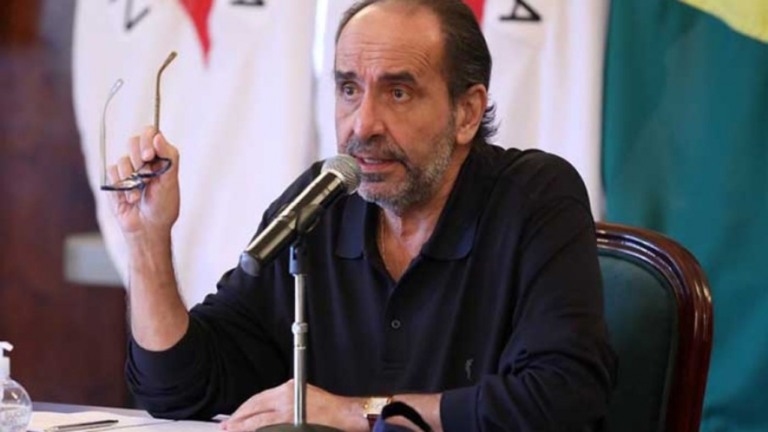 Kalil diz que "quem não quer vacinar é negacionista, idiota e burro"