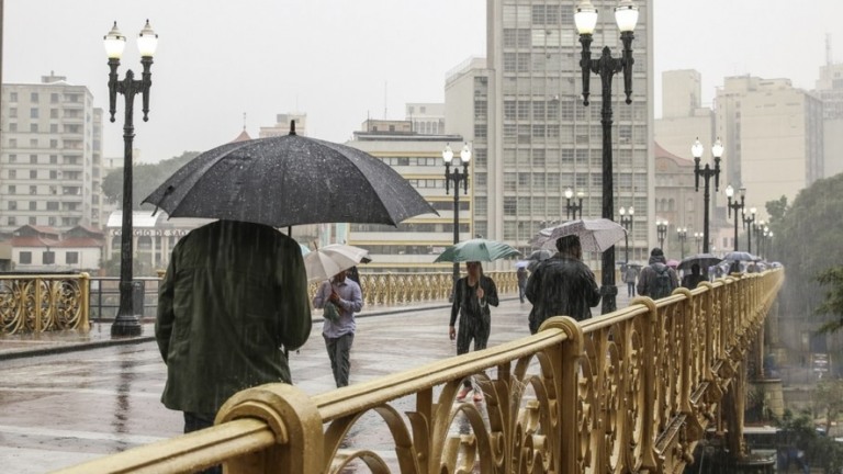 Chuva põe São Paulo em atenção; há risco de transbordamento na Zona Oeste