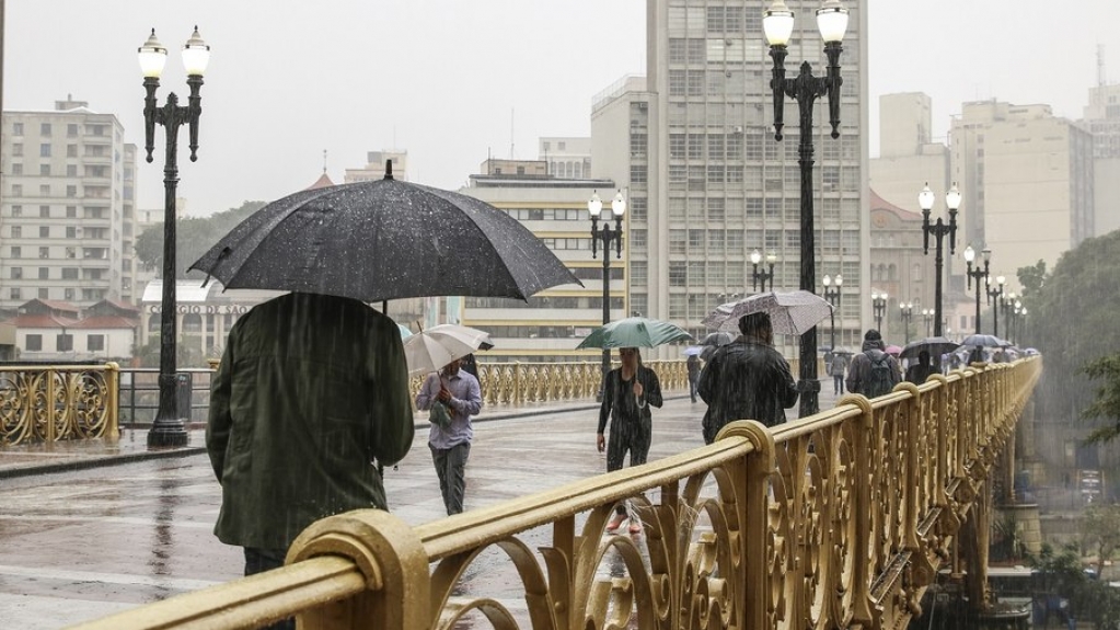 Chuva põe São Paulo em atenção; há risco de transbordamento na Zona Oeste