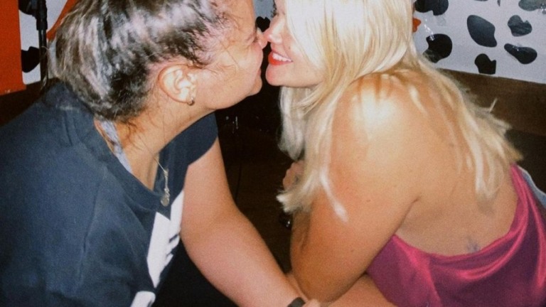 Marcela Mc Gowan e a cantora Luiza oficializam namoro