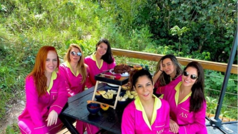 Andressa Suita comemora o aniversário ao lado das amigas