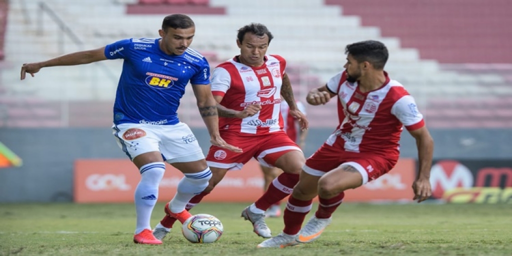 Com um atleta a menos, Cruzeiro atua na defesa e partida entre Náutico termina sem gols