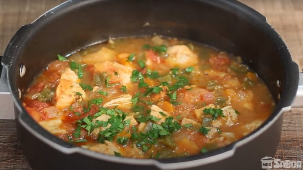 Olha só que maravilha de Frango na panela de pressão, super fácil de fazer