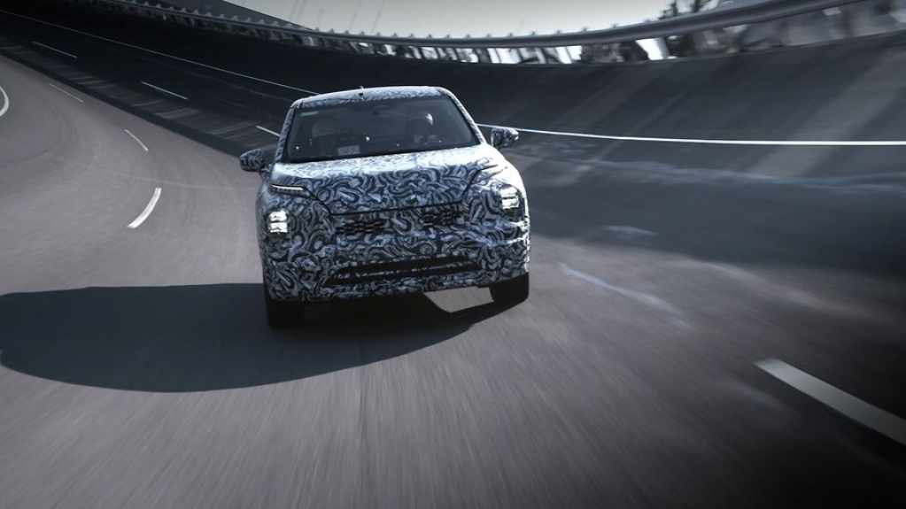 Mitsubishi Outlander surge camuflado em novo teaser; confira o vídeo