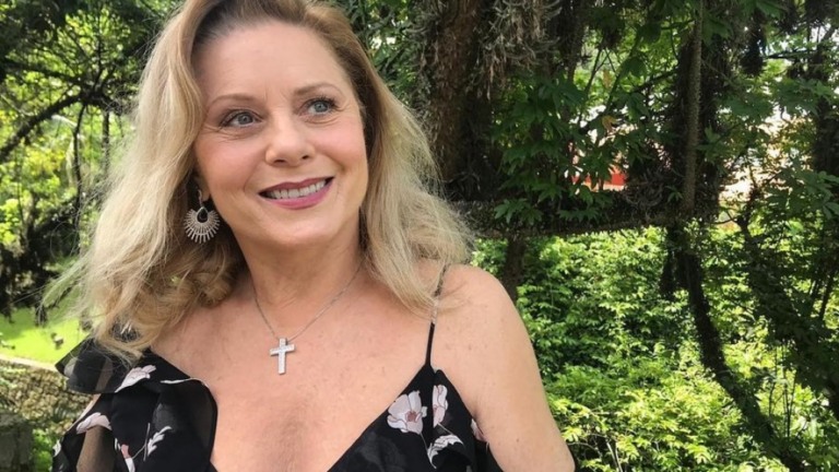 Vera Fischer fala sobre autoestima aos quase 70 anos: "me sinto um mulherão"