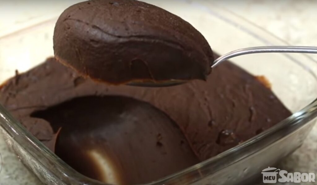 Aprenda a fazer Recheio e Cobertura de Brigadeiro para deixar seus bolos ainda mais incríveis… Mãos a obra!!