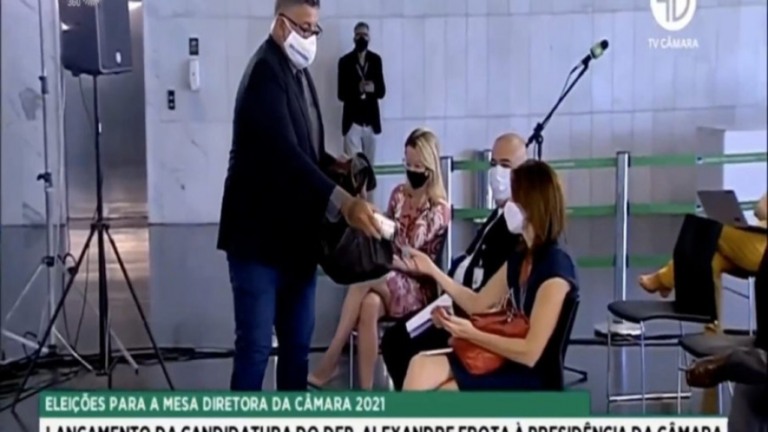 Frota distribui leite condensado em ato de lançamento da candidatura na Câmara