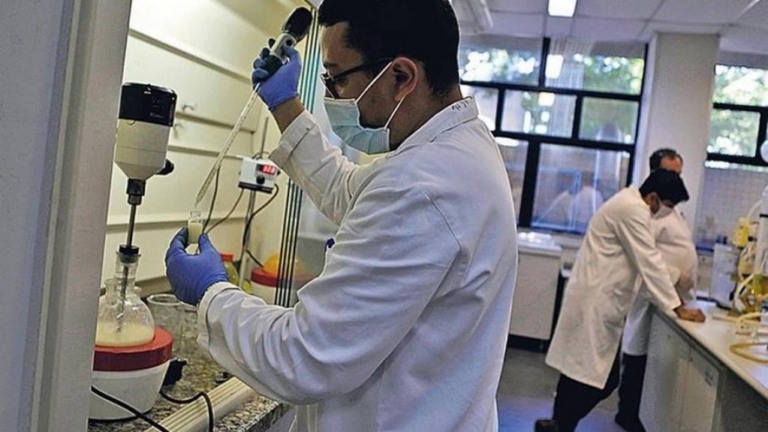 Governo corta em 69% benefícios de pesquisa e afeta estudos sobre a Covid-19
