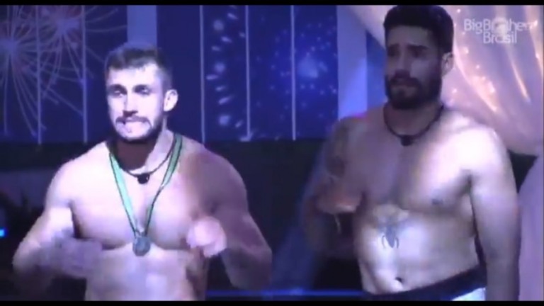 BBB 21: Arthur brinca de Petrix e web comenta