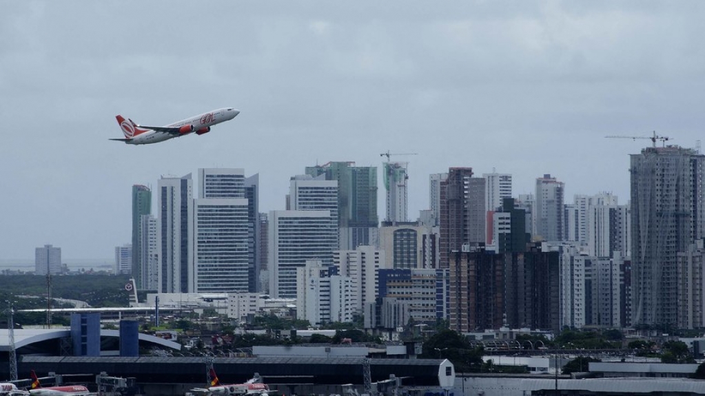 Colômbia suspende voos com Brasil por nova variante da Covid-19