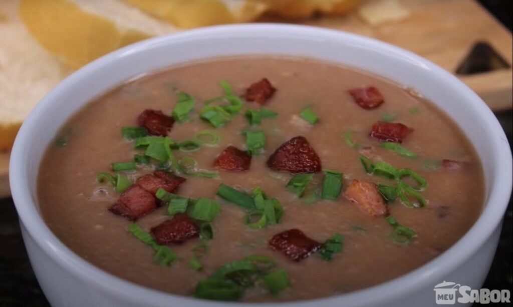 Dia friozinho, que tal dar aquela esquentada no corpo tomando um delicioso Caldinho de feijão? Fica sensacional