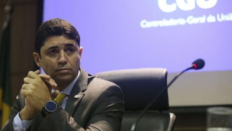 Ministro da CGU defende gastos do governo Bolsonaro e critica imprensa