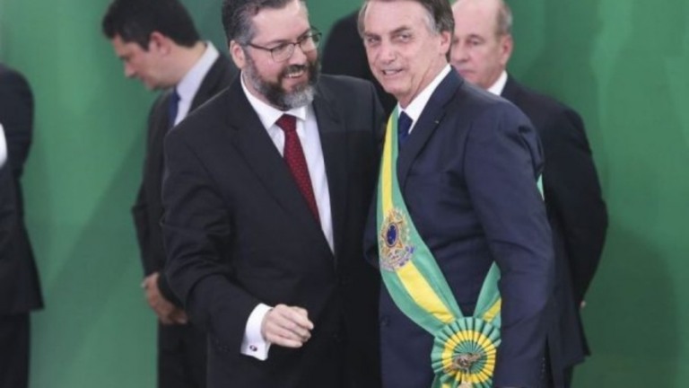 Bolsonaro: Ernesto Araújo "corre risco" se for elogiado por jornalistas; entenda