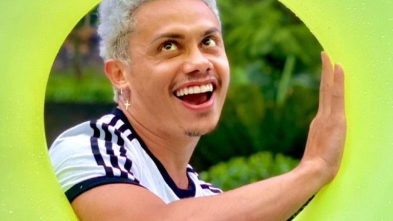 "Estou cortando a conexão", diz Silvero Pereira em vídeo com Lumena