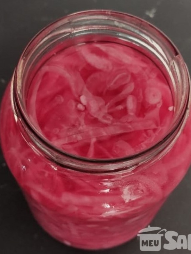 Veja essa receita prática e fácil da Bah de como fazer Picles de Cebola Roxa