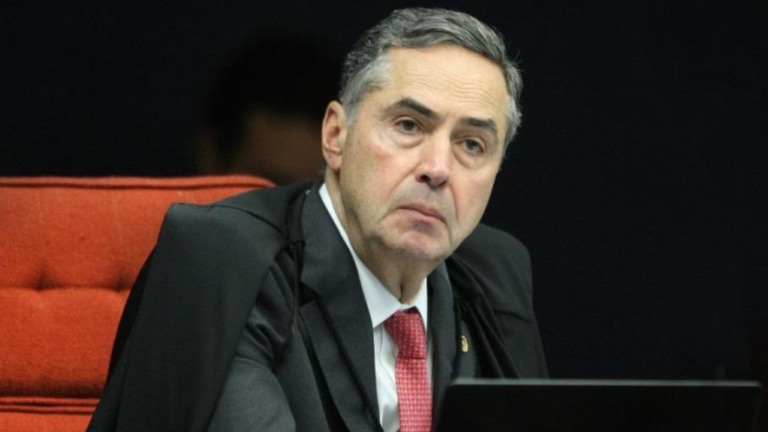 Após Bolsonaro exaltar voto impresso, Barroso rebate: "Impossível defender"