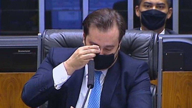 Emocionado, Rodrigo Maia chora e se despede da presidência da Câmara