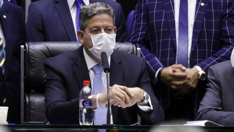 Lira cita "neutralidade" e defende vacinação em discurso de posse na Câmara