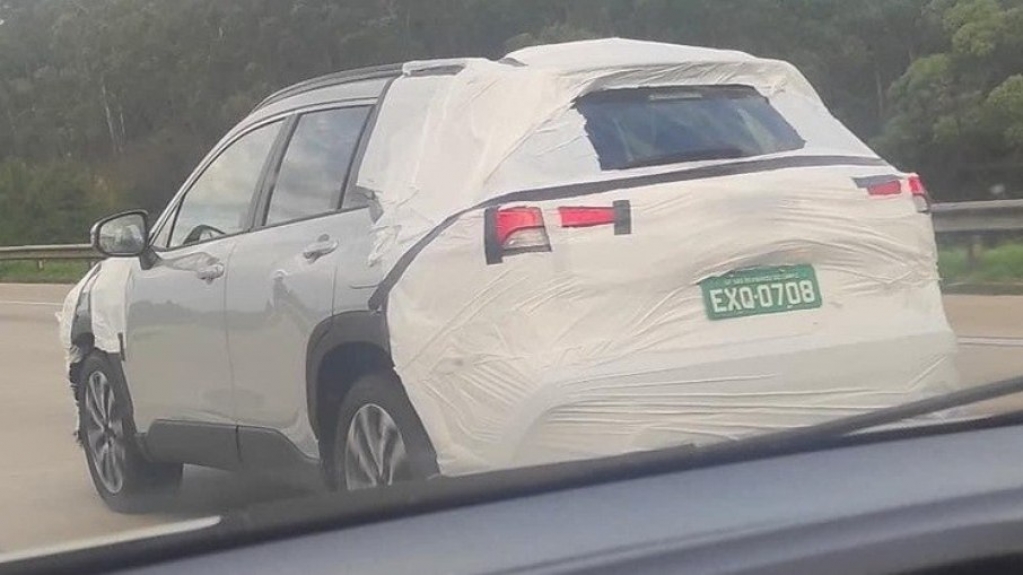 Toyota Corolla Cross já é visto circulando quase sem camuflagem