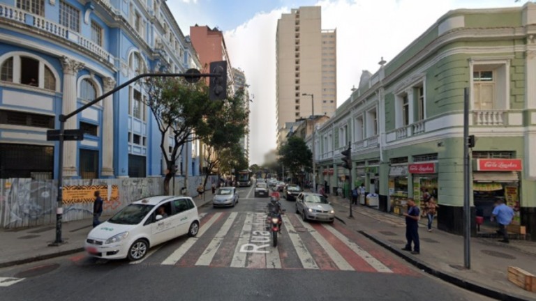Homem nega celular a ladrão e leva tesouradas em BH