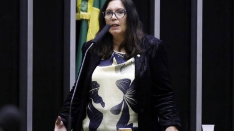 Bolsonarista Bia Kicis assumirá CCJ da Câmara, colegiado mais importante da casa