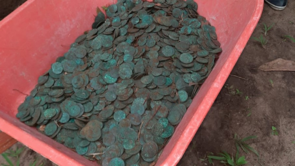 Idosa tem tesouro achado em seu quintal e teve que se mudar de cidade Idosa tem tesouro achado em seu quintal e teve que se mudar de cidade