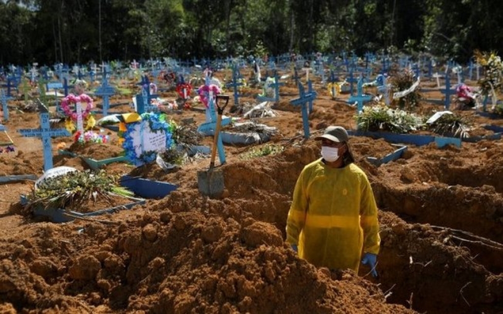 Risco de morrer de Covid no Brasil foi 3 vezes maior do que no resto do mundo