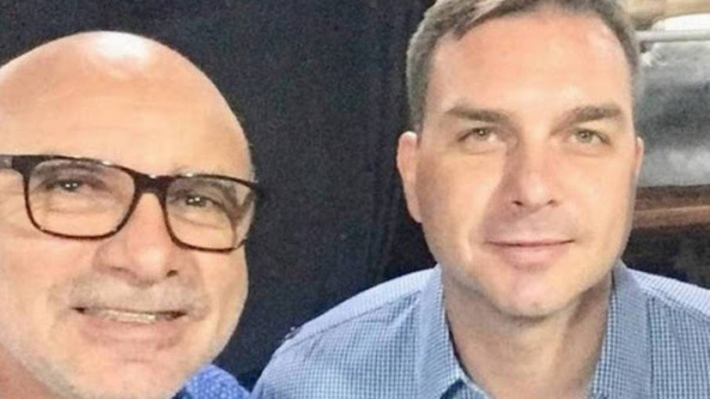 Relacionada às 'rachadinhas', loja de chocolates de Flávio Bolsonaro é vendida Relacionada às 'rachadinhas', loja de chocolates de Flávio Bolsonaro é vendida