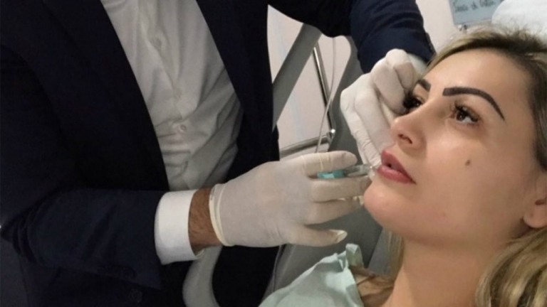 Andressa Urach posta foto fazendo procedimento e anuncia novo projeto