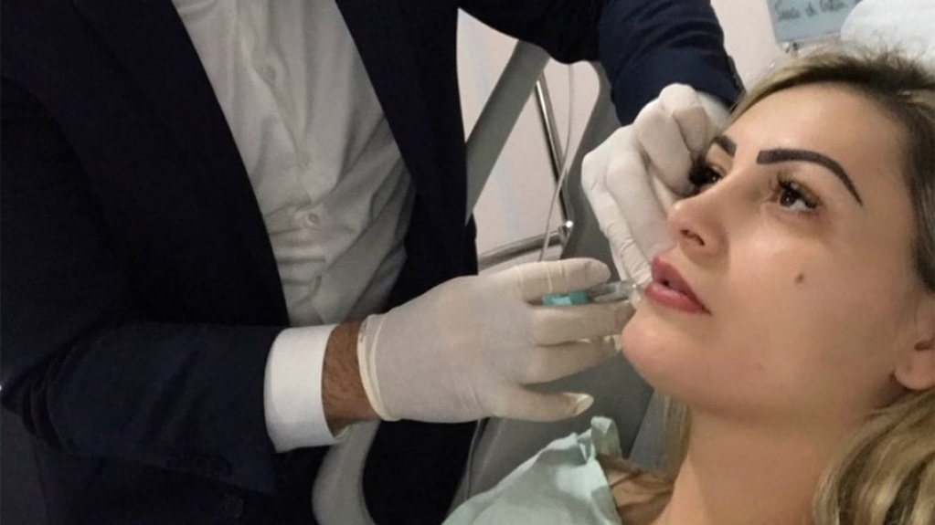 Andressa Urach posta foto fazendo procedimento e anuncia novo projeto Andressa Urach posta foto fazendo procedimento e anuncia novo projeto