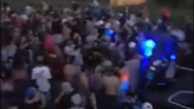 Cemitério vira palco de baile funk com centenas de pessoas em Pelotas; assista