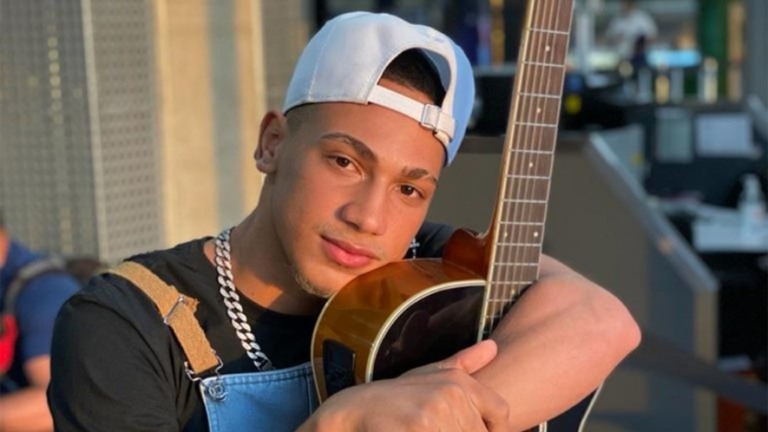 Marquinhos Navais começou cantando no metrô e hoje faz sucesso nas redes sociais