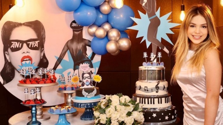 Mc Melody completa 14 anos e escolhe Anitta como tema da festa