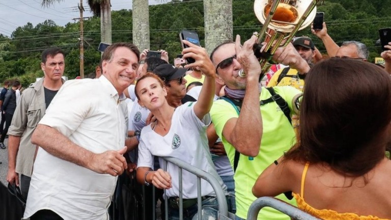 Sem máscara, Bolsonaro diz que pandemia "veio para ficar"