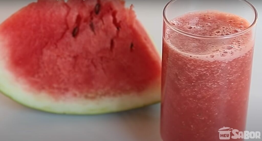 Calorão né? Que tal fazer um delicioso suco de melancia super refrescante e de quebra detox?