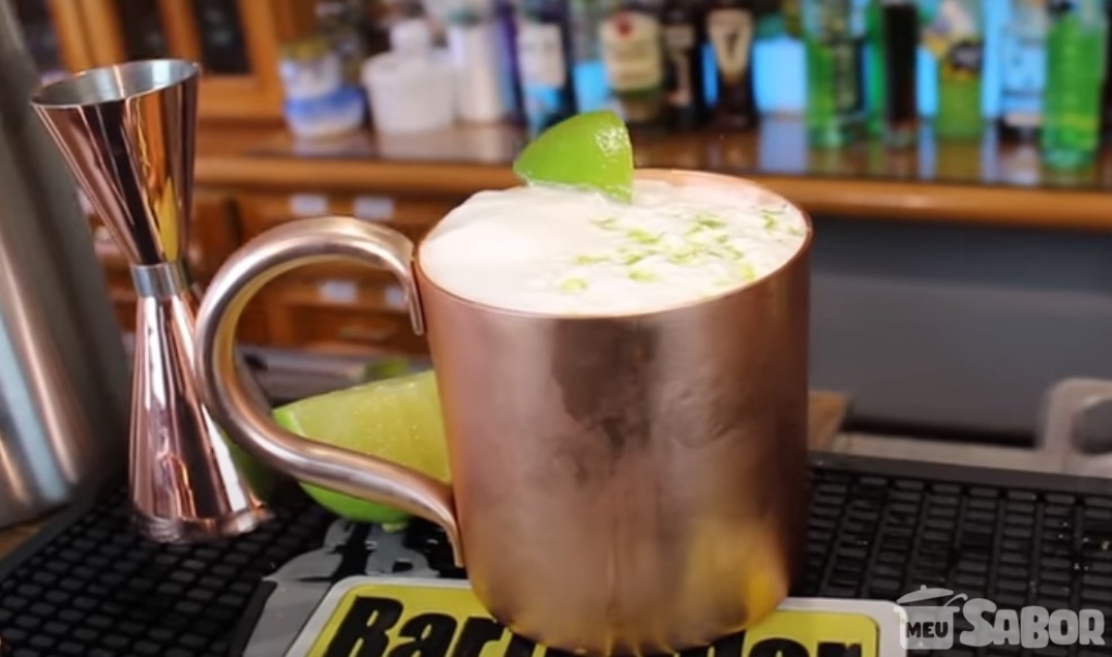 Aprenda a fazer Moscow Mule com espuma de gengibre!