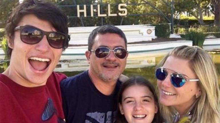 Família de Tom Veiga faz culto no dia do aniversário dele
