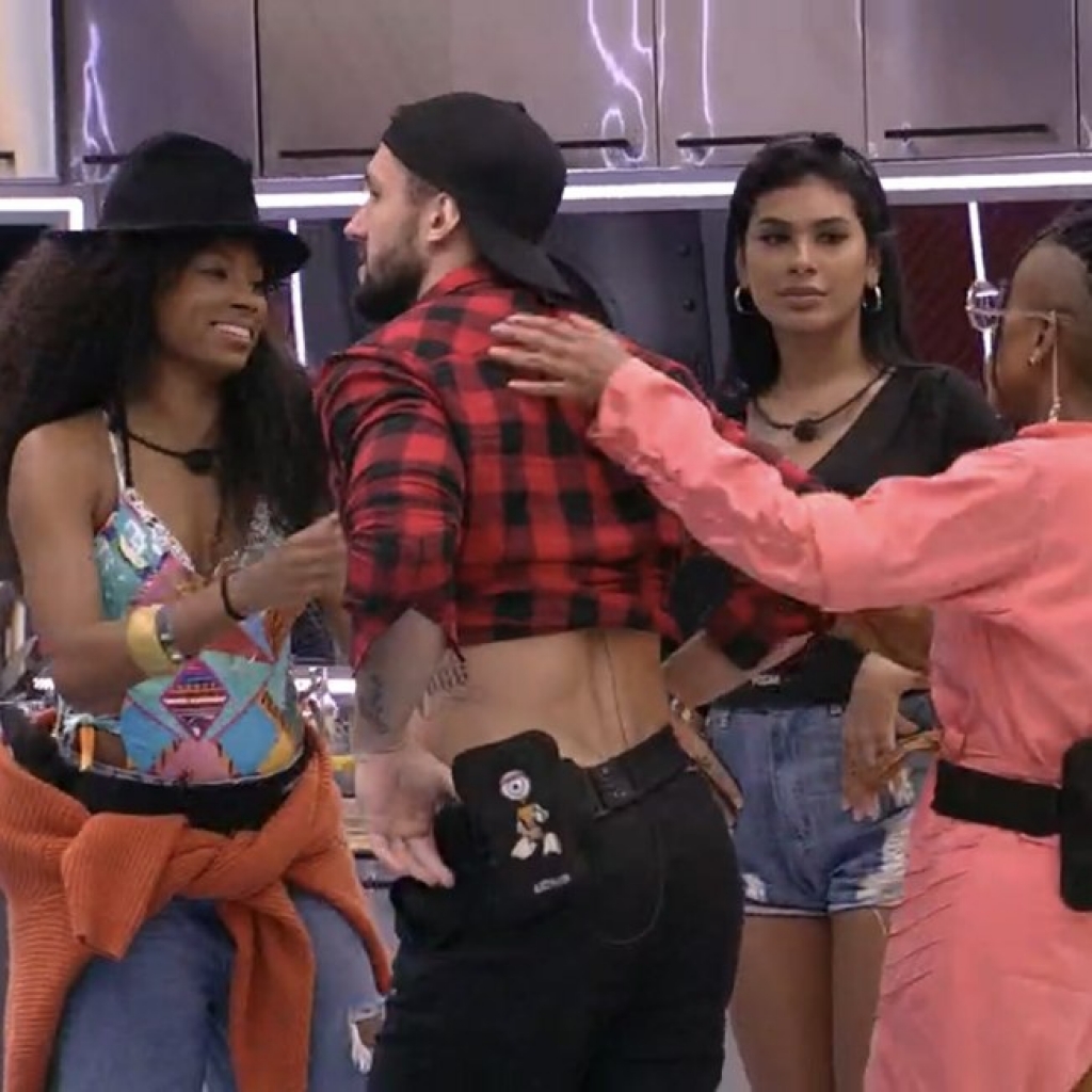 BBB 21: Arthur faz imitação afeminada e Lumena acha graça