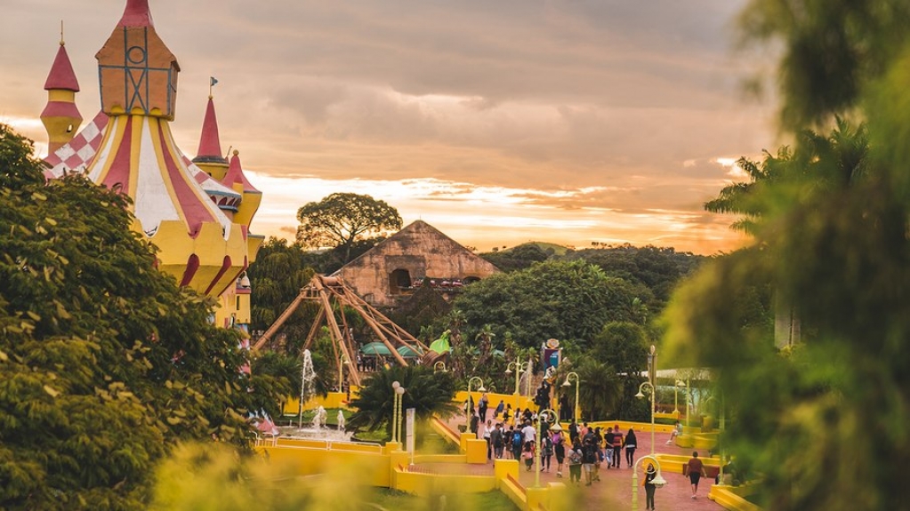 Hopi Hari estreia atração de Carnaval inspirada em "Aquarela do Brasil"