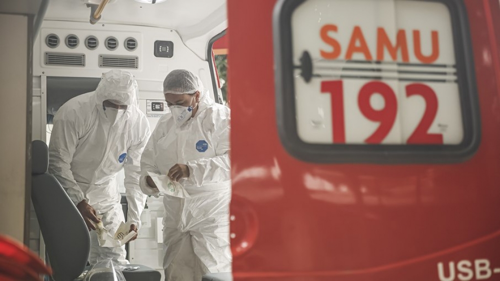 Brasil volta a registrar mais de 1.300 mortes por Covid-19 em 24 horas