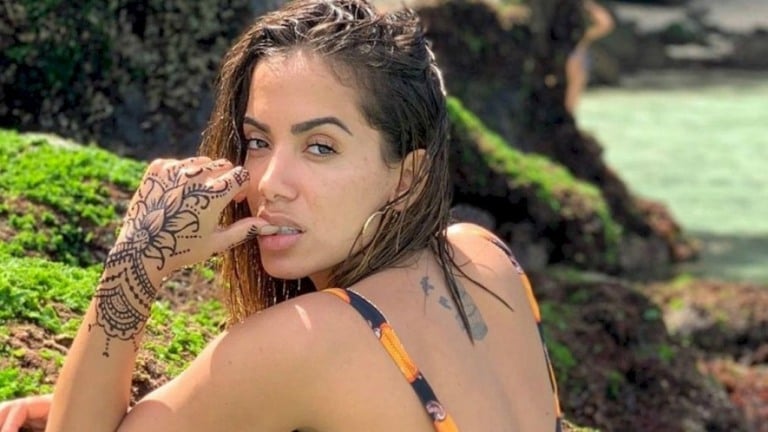 Anitta confirma reality show com ela e convidados isolados em uma ilha