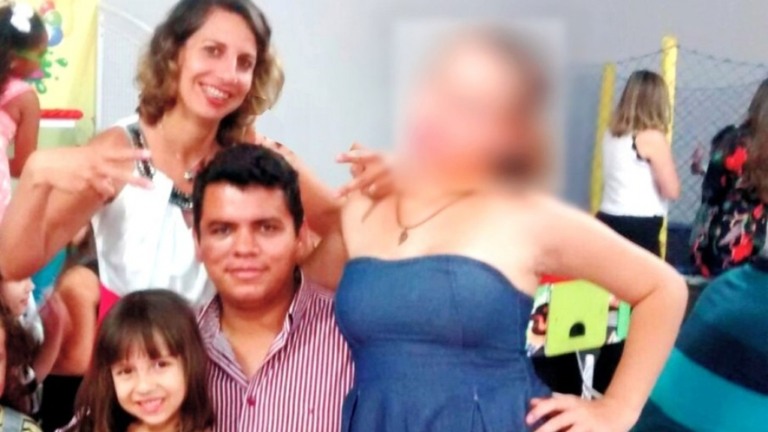 Adolescente ajuda padrasto a matar a própria mãe por estar apaixonada por ele