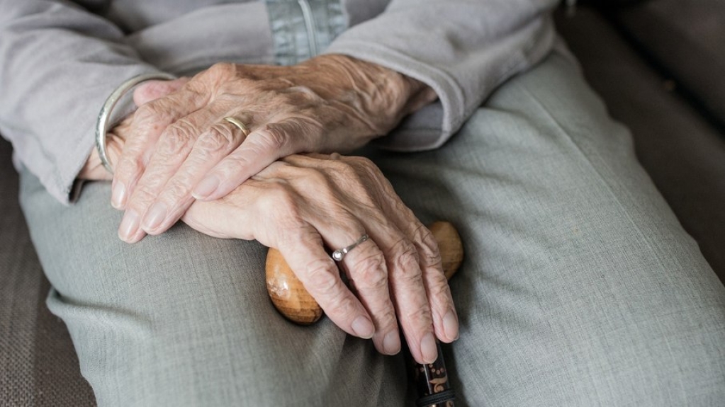 Estudo indica que idosos e obesos podem transmitir a Covid-19 mais facilmente