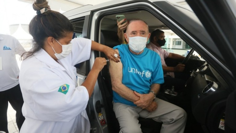 Ator Renato Aragão recebe a primeira dose da CoronaVac aos 86 anos