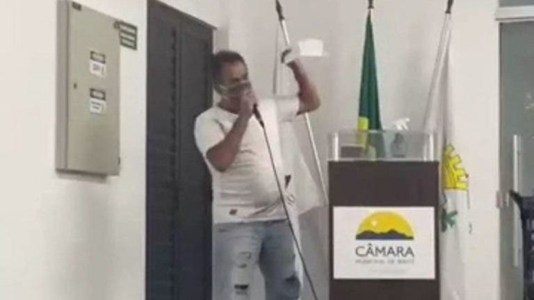 "Engraxate": vereador reclama de salário de R$ 5,9 mil