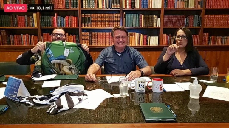 Bolsonaro sugere cloroquina em nebulização e critica ex-ministro Mandetta