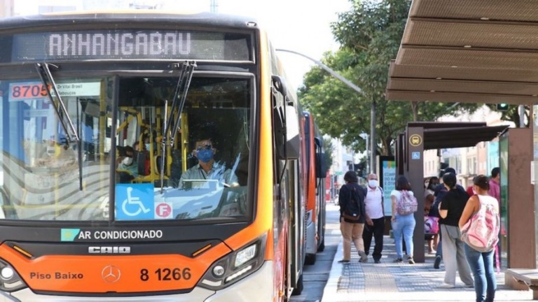 Frota de ônibus da capital paulista emitiu 50% menos poluentes em 2021