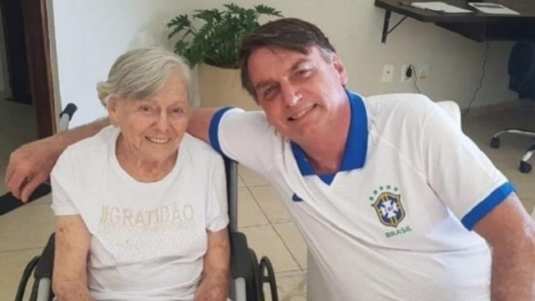 Mãe de Bolsonaro é vacinada contra Covid-19 em sua casa, no interior de SP